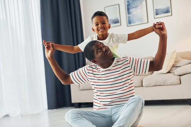 Padre afroamericano con il suo giovane figlio a casa