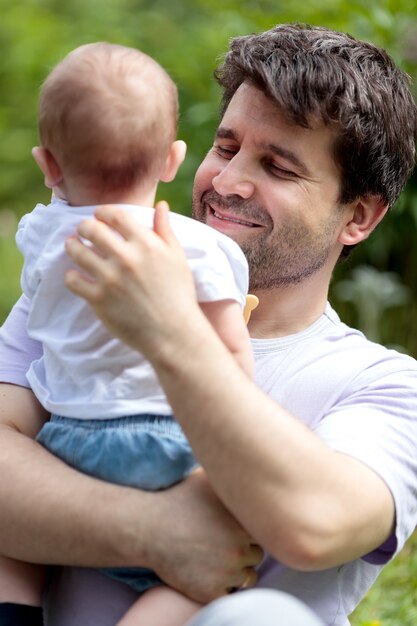 Padre amorevole che porta suo figlio