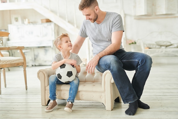 Padre amorevole parlando con un figlio carino