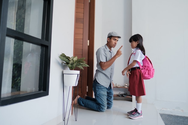 Padre arrabbiato affronta suo figlio dopo la scuola