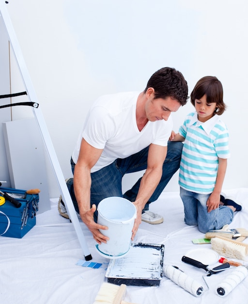 Padre attento e suo figlio che decorano la loro casa