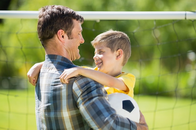 Padre che abbraccia il figlio nel parco