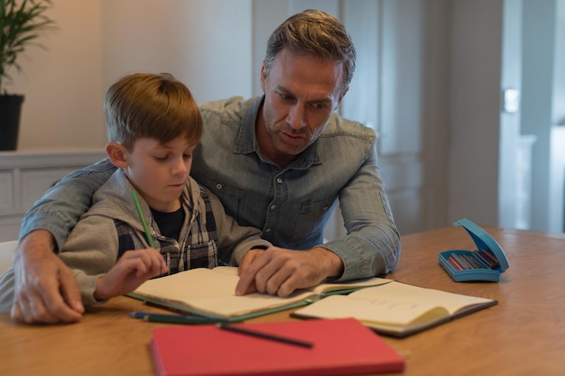 Padre che aiuta suo figlio a fare i compiti