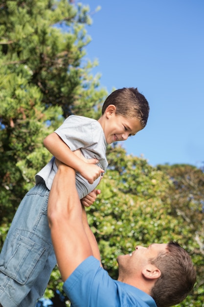 Padre che alza suo figlio