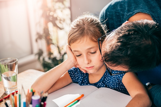 Padre che bacia la figlia