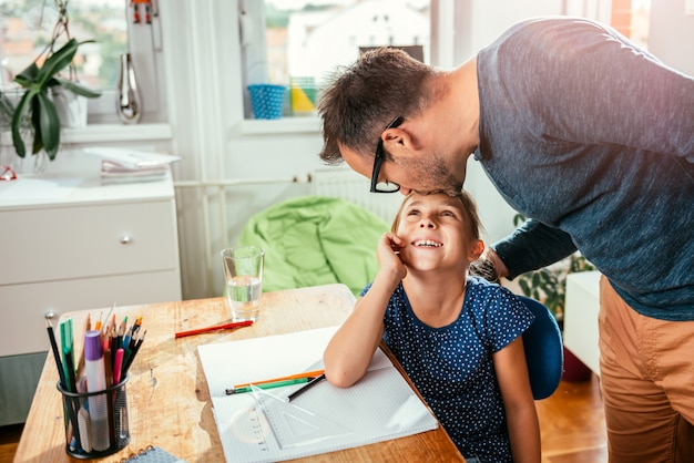 Padre che bacia la figlia