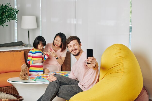 Padre che cattura selfie di famiglia