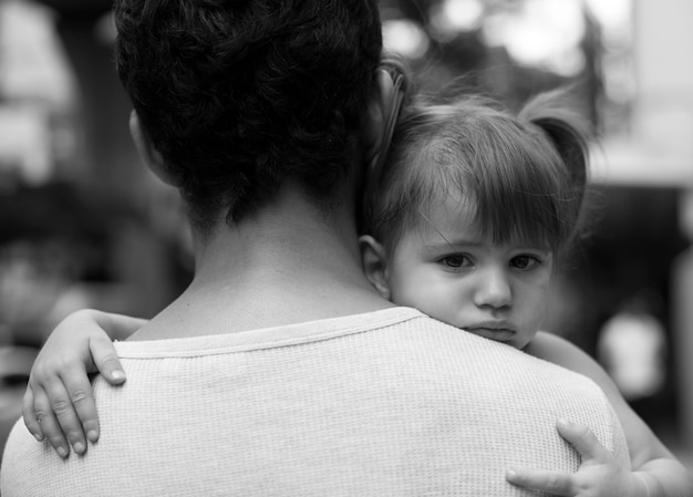 Padre che conforta sua figlia