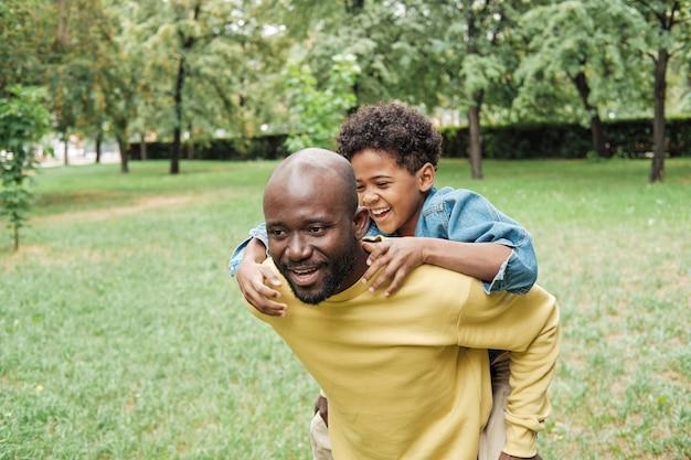 Padre che gioca con il figlio all'aperto