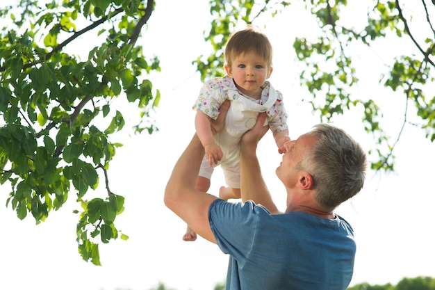 Padre che gioca con suo figlio.