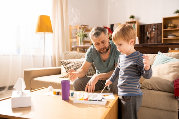 Padre che insegna al figlio a dipingere