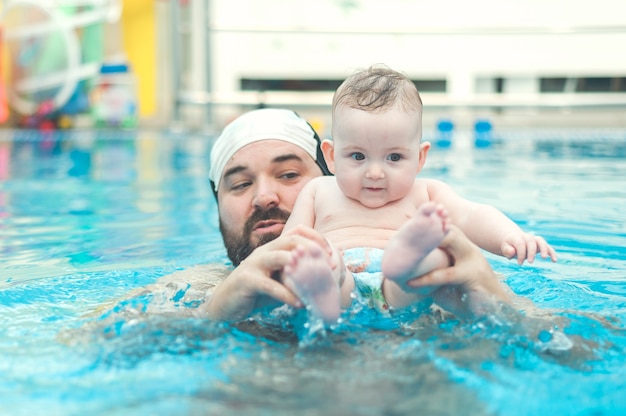 Padre che insegna piscina per bambini