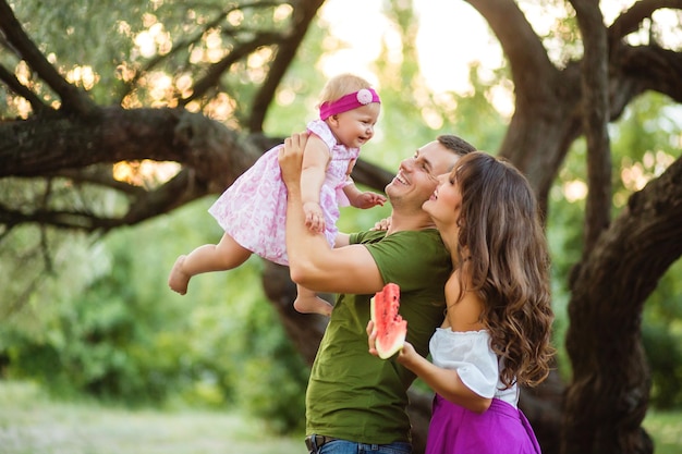 Padre che lancia il suo bambino nell'aria Famiglia felice dell'infanzia insieme