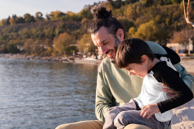 Padre che passa del tempo con suo figlio