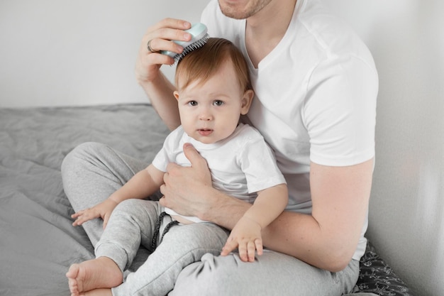 Padre che pettina suo figlio