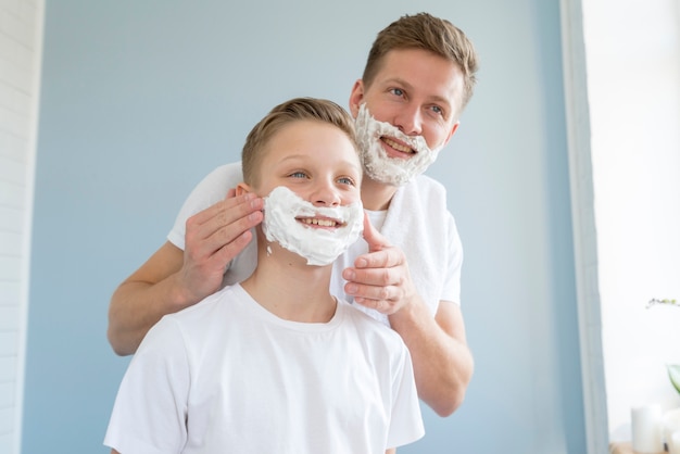 Padre che rade suo figlio nel bagno