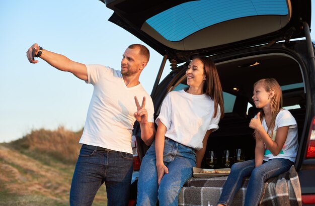 Padre che si fa selfie nel bagagliaio dell'auto