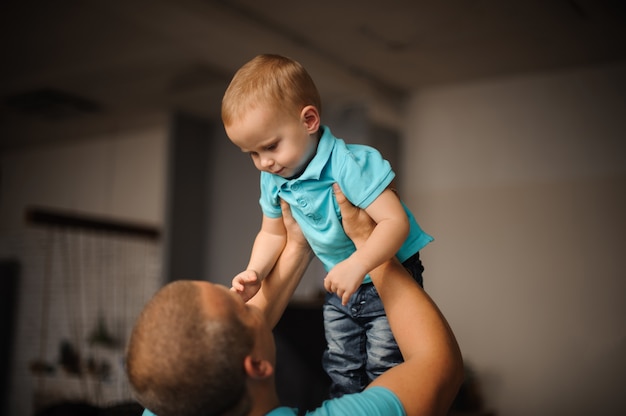 Padre che tiene il suo bambino in aria