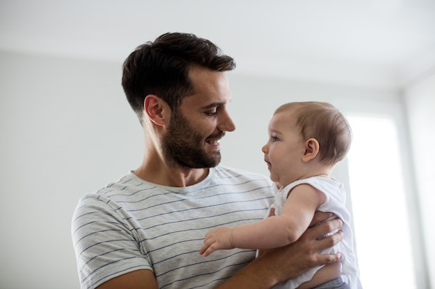 Padre che tiene la sua bambina a casa