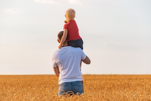 Padre che tiene suo figlio sulla spalla