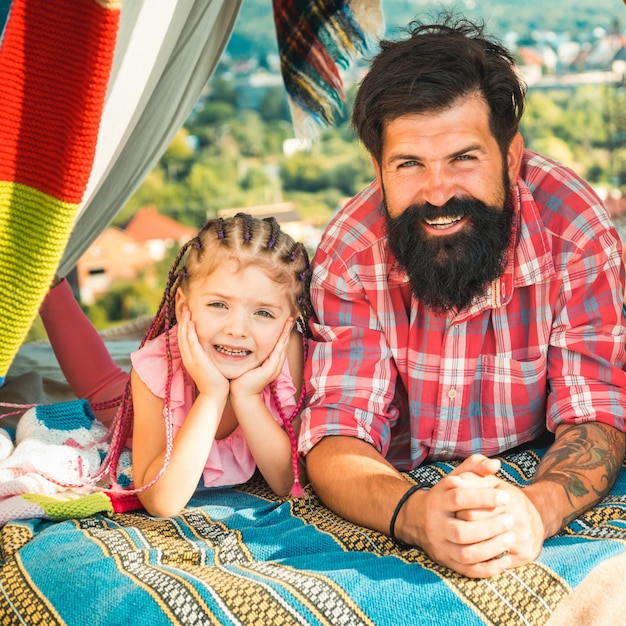 Padre con figlia che gioca in tenda Estate all'aperto Tempo per la famiglia Festa del papà Concetto di vacanza