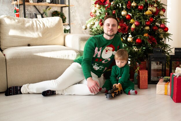 Padre con figlio a Natale a casa