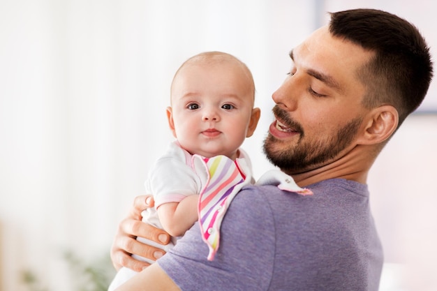 padre con la bambina a casa