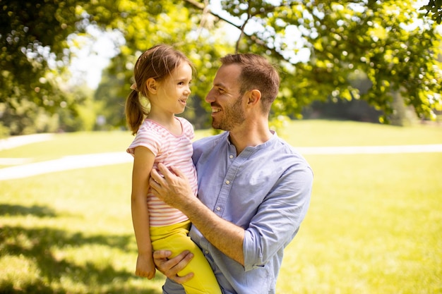 Padre con la figlia che si divertono al parco