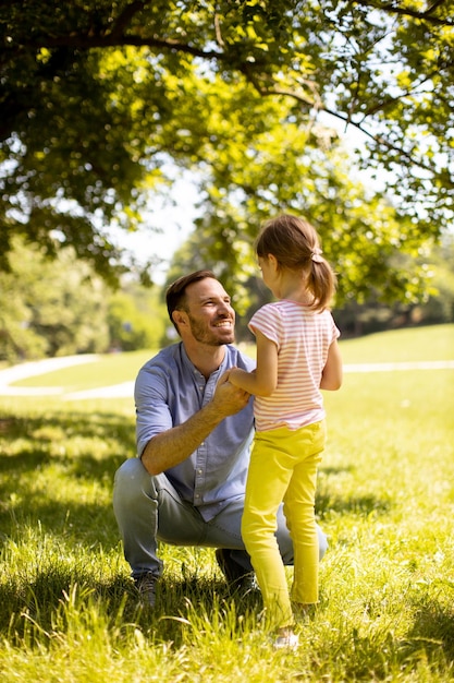 Padre con la figlia che si divertono al parco