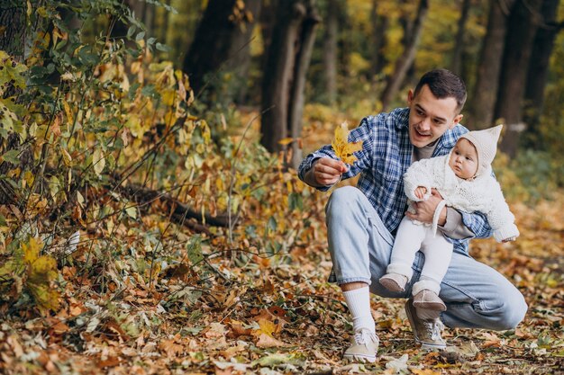 Padre con la sua bambina nel parco d'autunno