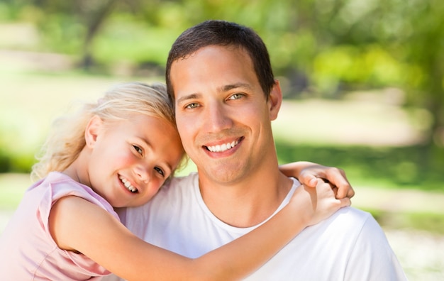 Padre con sua figlia nel parco