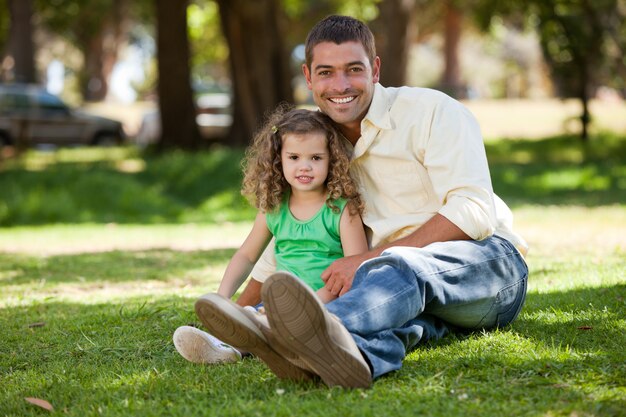 Padre con sua figlia seduta sul giardino