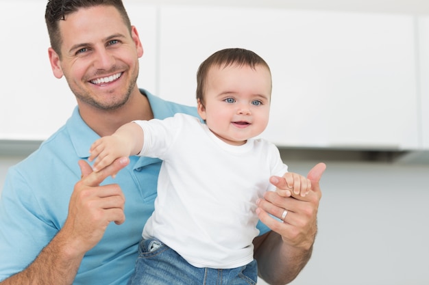 Padre con un bambino carino