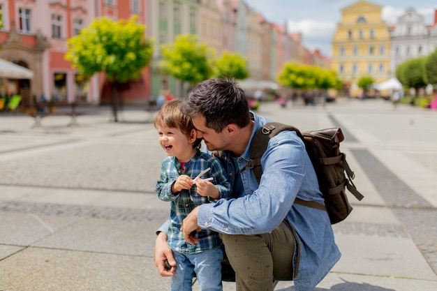 Padre con un bambino nel centro storico della città. Polonia