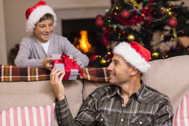 Padre dando a suo figlio un regalo di Natale