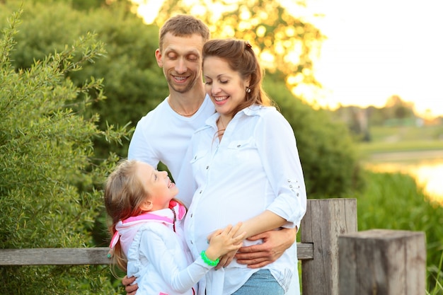 padre di famiglia madre e figlia che si rilassano nel parco