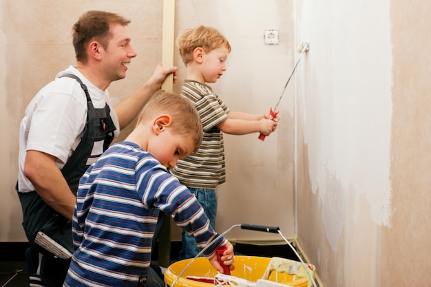 Padre dipinto muro con i bambini