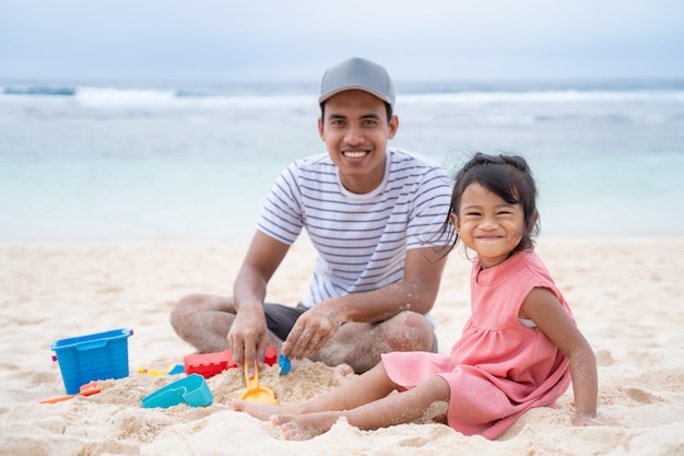 Padre e bambina in spiaggia