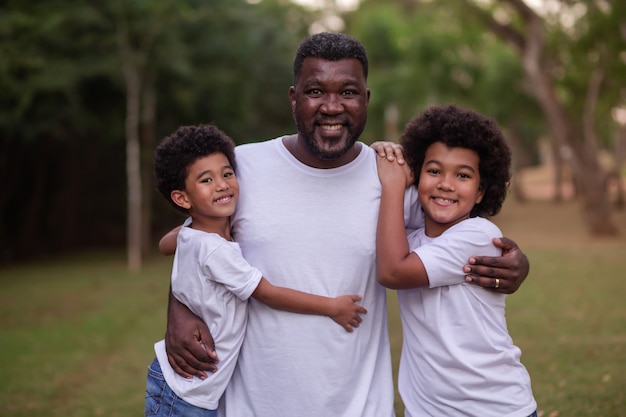 Padre e figli all'aperto nel parco