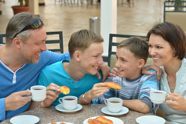 Padre e figli che fanno colazione