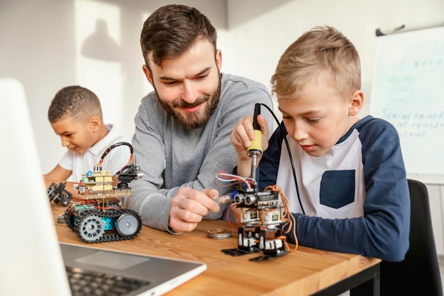 Padre e figli che fanno robot