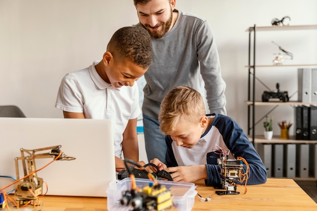 Padre e figli che fanno robot