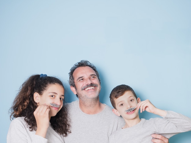 Padre e figli facendo facce buffe, pt