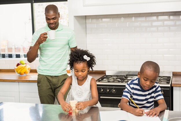 Padre e figli in cucina