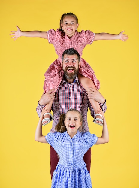 Padre e figli trascorrono del tempo insieme e si divertono nella giornata dei bambini