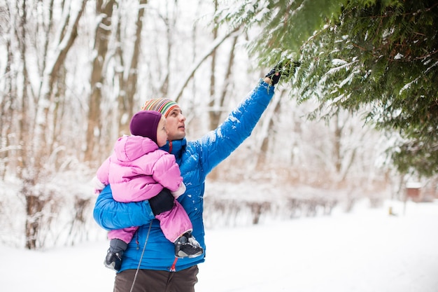 Padre e figlia all'aperto in inverno nevoso giorno