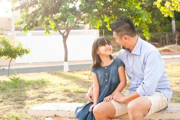 Padre e figlia all'aperto