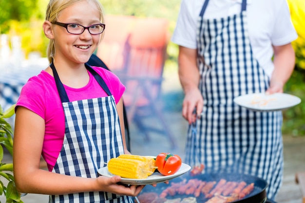 Padre e figlia barbecue insieme