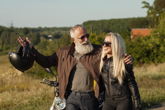 Padre e figlia. Bikers. Concetto di famiglia felice