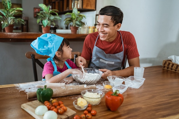 Padre e figlia che cucinano insieme